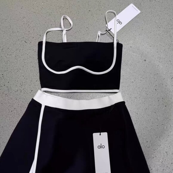 Alo Yoga Set Airbrush Streamlined Bra Tank And Airbrush Streamlined Skirt Black - Picture 4 of 4